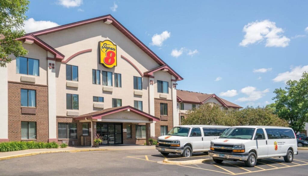 Super 8 Wyndham 24-hour-Airport Hotel & Shuttle Service 